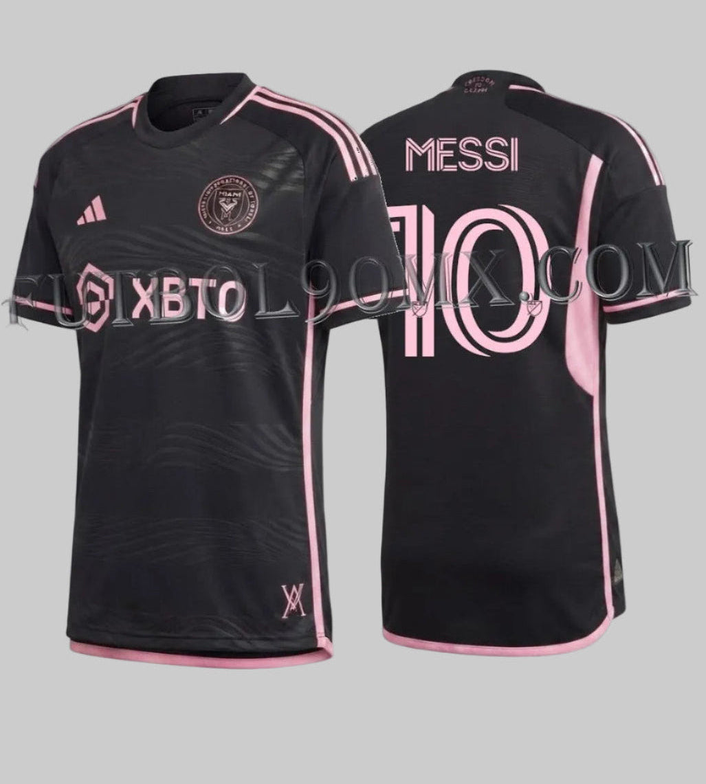 Vista frontal completa y dorsal oficial del jersey Authentic Match Adidas de Lionel Messi con el Inter Miami 2023/24 (Ref. IC9621), destacando el escudo termosellado, patrocinador XBTO y el número 10, disponible en Futbol90MX