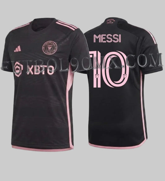 Presentación dual del jersey adidas de visitante Inter Miami de Lionel Messi 2023/24, mostrando el diseño técnico frontal y la personalización oficial "MESSI 10" en la espalda, codigo HI1888, disponible en Futbol90MX.
