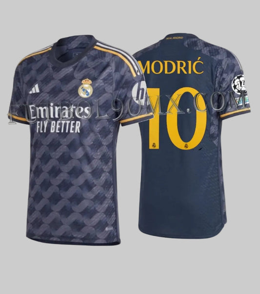 Vista en conjunto frontal y posterior del jersey Adidas Luka Modrić Real Madrid Authentic Match de visita UEFA Champions League 2023/24 (Ref. IA5138) disponible en la Historical Archive Boutique de Futbol90MX