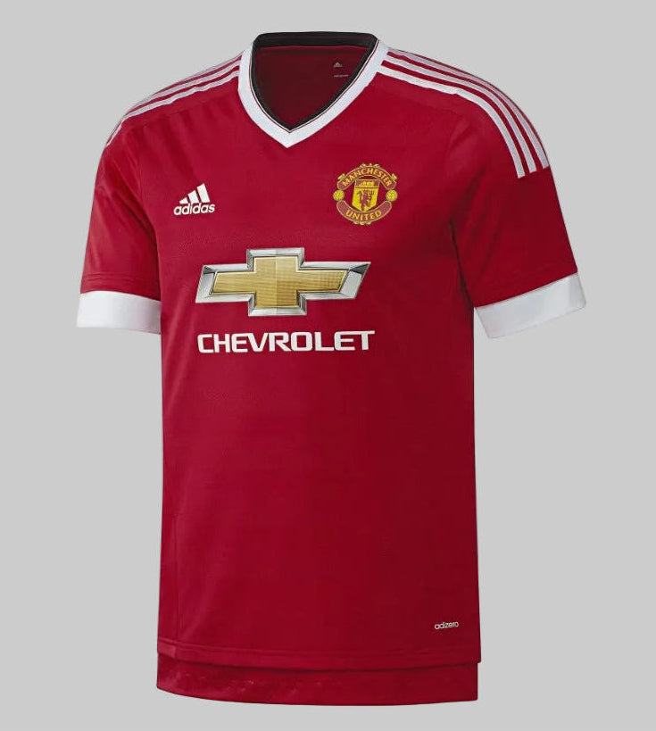 Vista frontal completa del jersey de local del Manchester United 2015/16 (Ref. AC1415) en versión de jugador (Adizero), destacando el patrocinador central Chevrolet y el escudo termosellado, disponible en Futbol90MX