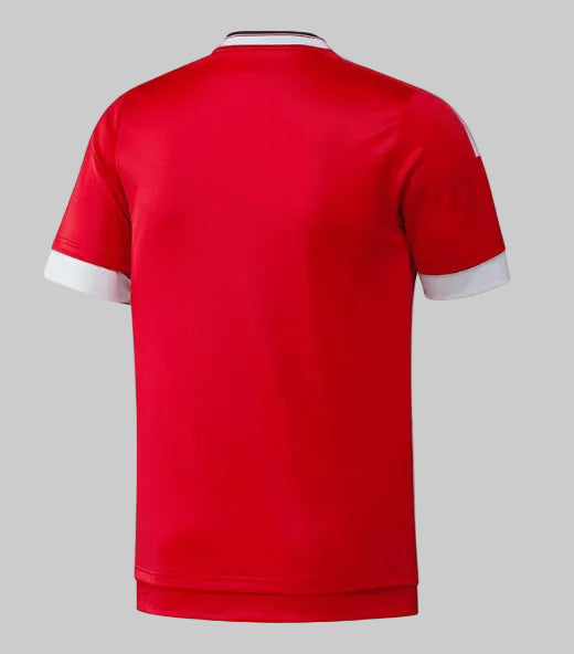Vista posterior del jersey authentic match de local del Manchester United 2015/16 (Ref. AC1415), mostrando el diseño limpio en rojo, las tres franjas blancas en los hombros y el corte técnico Adizero, en Futbol90MX