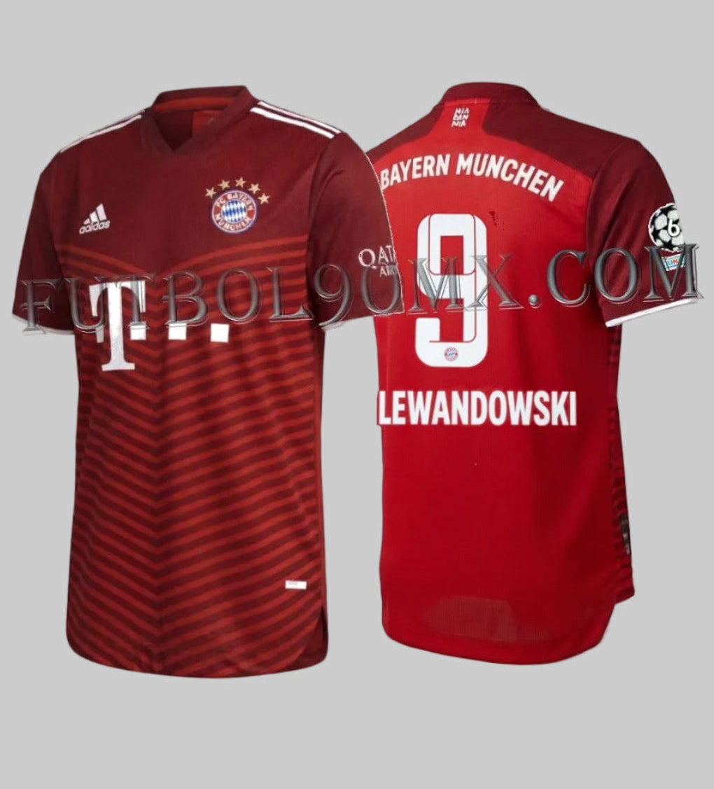 Vista frontal y dorsal combinada del jersey Adidas Authentic Match de local del Bayern Múnich para la UEFA Champions League 2021/22, mostrando el diseño geométrico en V, la personalización oficial 'LEWANDOWSKI #9', parches oficiales y la histórica quinta estrella, disponible en Futbol90MX