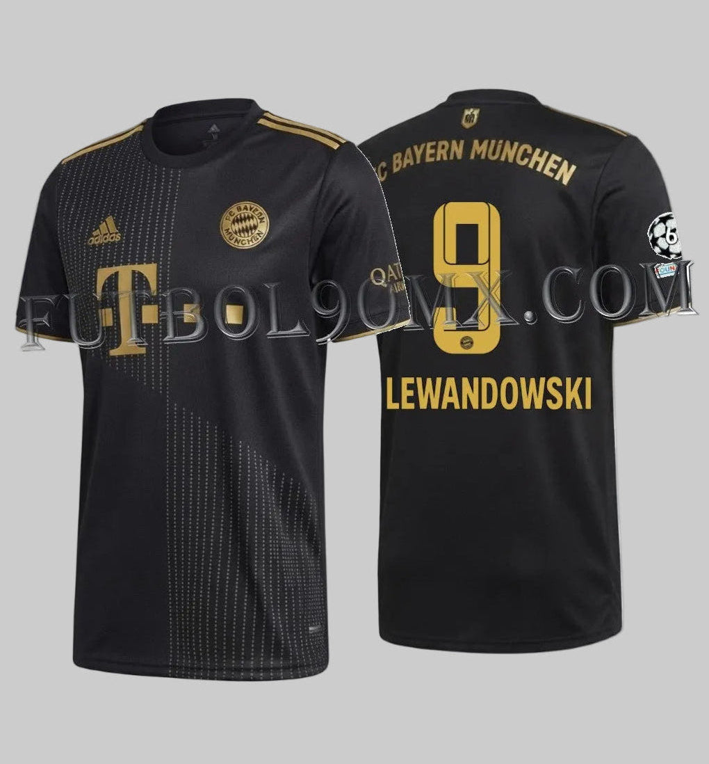 Vista dual del jersey del Bayern Múnich 2021/22, destacando el nombre y número 9 de Robert Lewandowski junto a los parches oficiales de la UEFA Champions League, codigo adidas GM5317, disponible en Futbol90MX
