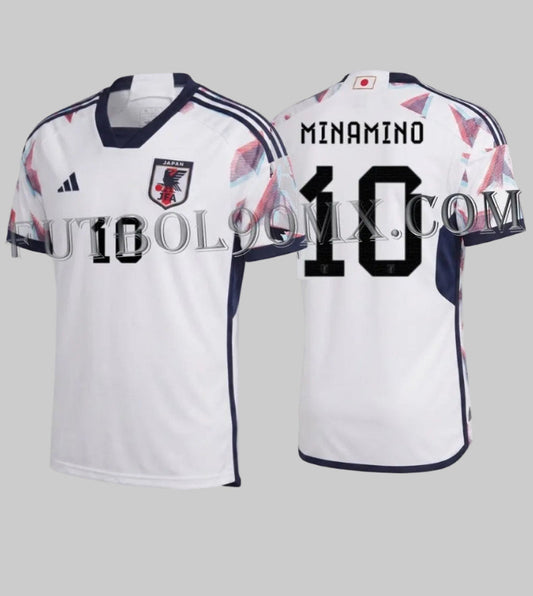 Vista dual del jersey de Japón 2022, resaltando el patrón de origami glitch en las mangas y la tipografia oficial de Minamino 10, codigo HF1844, disponible en Futbol90MX