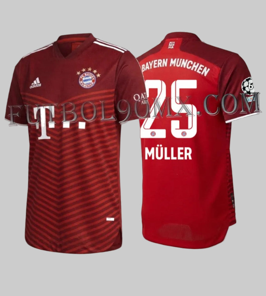 Vista frontal y dorsal combinada del jersey Adidas Authentic Match de local del Bayern Múnich para la UEFA Champions League 2021/22, mostrando el diseño geométrico en V, la personalización oficial 'MÜLLER #25', parches oficiales y la histórica quinta estrella, disponible en Futbol90MX