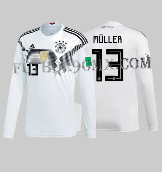 Vista dual del Jersey de Alemania manga larga con estampado oficial en vinil térmico de MÜLLER 13 con la tipografía geométrica de Rusia 2018 y el detalle Die Mannschaft en el cuello, codigo Adidas BR7830 en Futbol90MX