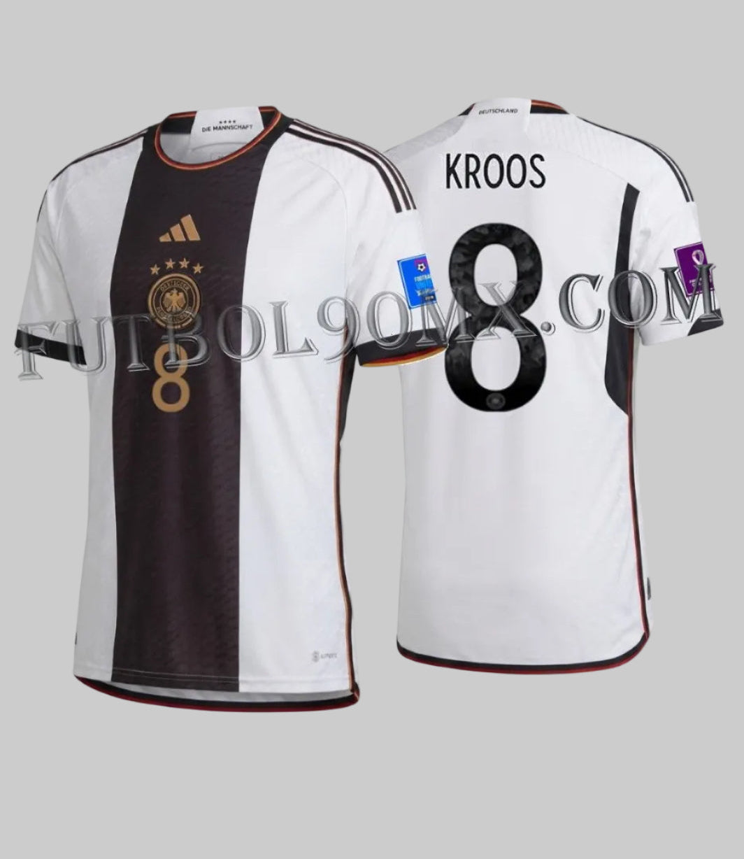 Vista dual del Jersey Authentic Match Local de Alemania 2022 de Toni Kroos, versión de juego con dorsal 8, parches oficiales FIFA World Cup Qatar 2022 y diseño de franja central negra, codigo HF1693, disponible en Futbol90MX