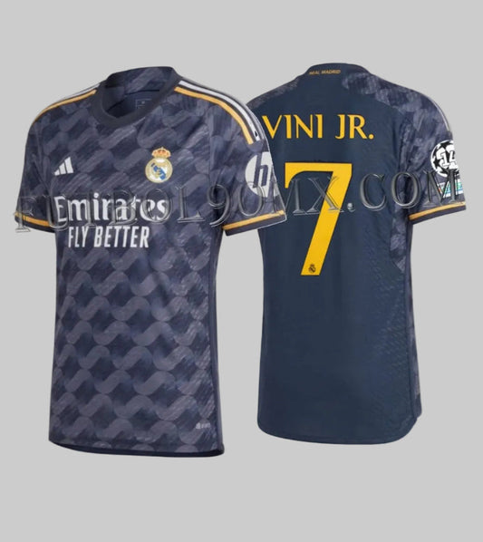 Vista en conjunto frontal y posterior del jersey Adidas Vini Jr Real Madrid Authentic Match de visita UEFA Champions League 2023/24 (Ref. IA5138) disponible en la Historical Archive Boutique de Futbol90MX