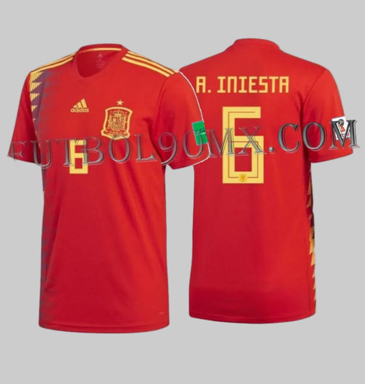 Incluye tipografía oficial de alta densidad A. INIESTA número 6, color oro con escudo de la federación integrado y parches autenticos del torneo, jersey España Rusia 2018.
