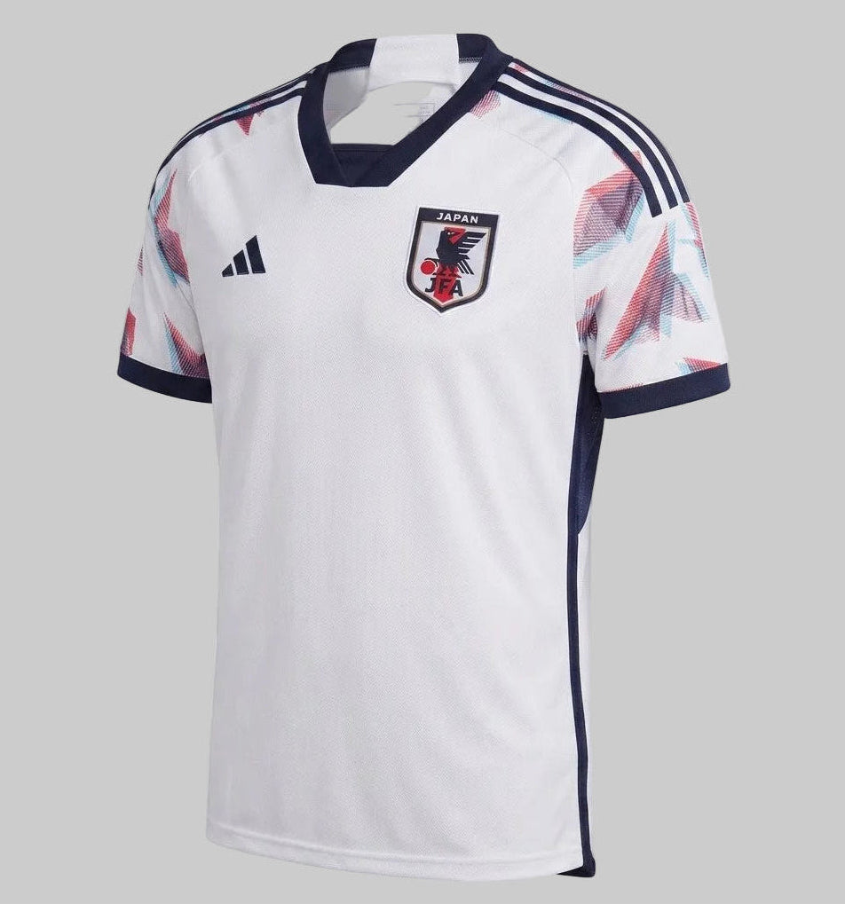 Perspectiva de tres cuartos (Lado Izquierdo) del jersey de Japón 2022, resaltando el patrón de origami tridimensional en las mangas, disponible en Futbol90MX con codigo de autenticidad Adidas HF1844