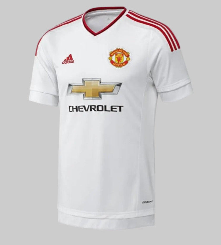 Jersey oficial de visita Adidas del Manchester United temporada 2015/16 (referencia técnica AI6363), mostrando el diseño blanco con cuello en V rojo, las icónicas tres bandas rojas en los hombros, el logotipo de Adidas, el escudo del club y el patrocinador Chevrolet en el frente, disponible en Futbol90MX