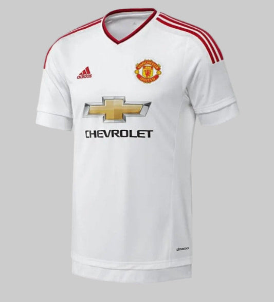 Jersey oficial de visita Adidas del Manchester United temporada 2015/16 (referencia técnica AI6363), mostrando el diseño blanco con cuello en V rojo, las icónicas tres bandas rojas en los hombros, el logotipo de Adidas, el escudo del club y el patrocinador Chevrolet en el frente, disponible en Futbol90MX