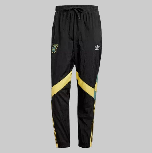 Pants de entrenamiento Adidas Originals Jamaica 2024 IN5570 en color negro con diseño de bloques asimétricos en amarillo y verde.
