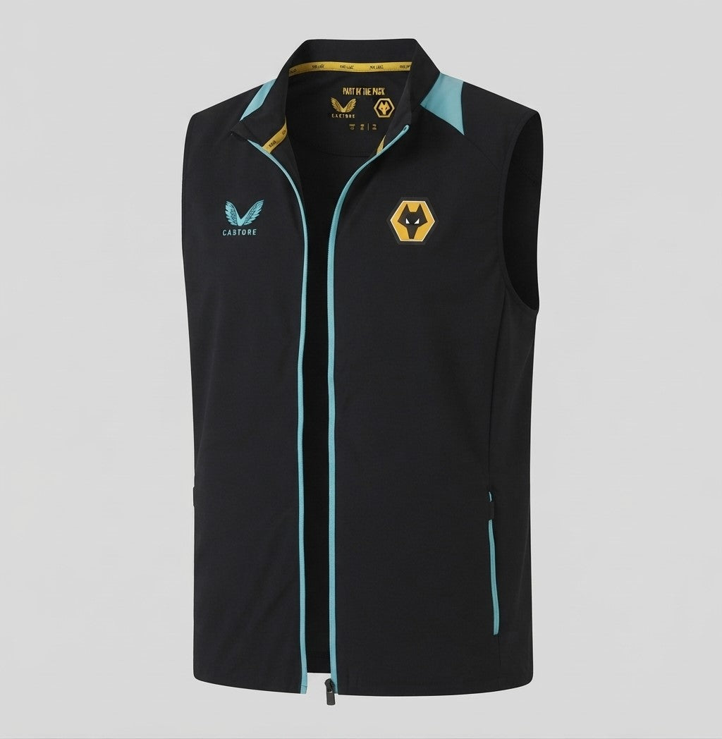 Chaleco de entrenamiento Castore Wolverhampton Wolves Pro Bench 2021/22 (Ref. TM0060A) con cierre frontal abierto en la Historical Archive Boutique de Futbol90MX
