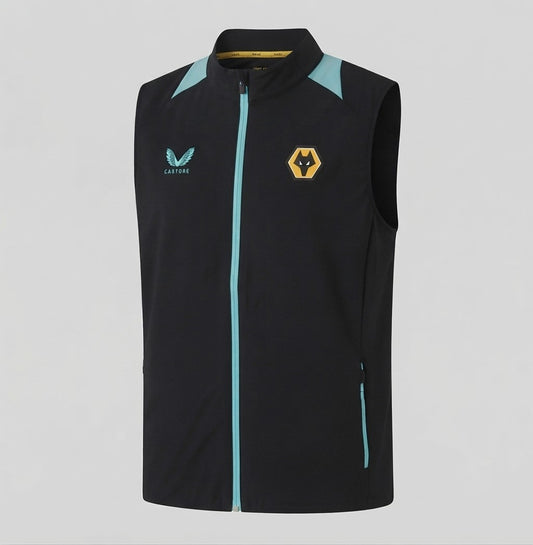 Vista frontal con ángulo lateral del chaleco Castore Wolverhampton Wolves 2021/22 (Ref. TM0060A) con el cierre totalmente subido en la Historical Archive Boutique de Futbol90MX