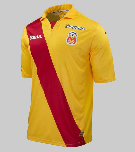 Vista frontal del jersey Joma Monarcas Morelia de casa 2013/14 (Ref. MM101011-13) con la icónica banda diagonal roja, disponible en la Historical Archive Boutique de Futbol90MX