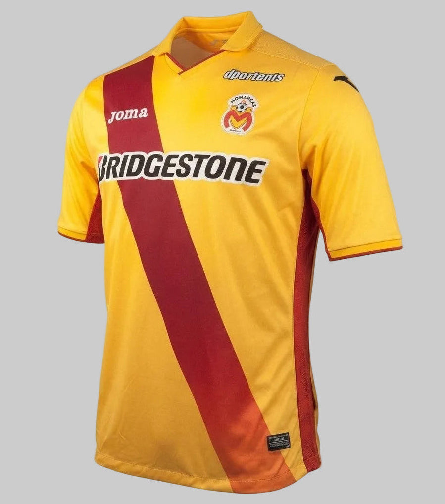 Vista frontal del jersey Joma Monarcas Morelia de casa 2014/15 (Ref. MM101011-14) con la icónica banda diagonal roja, disponible en la Historical Archive Boutique de Futbol90MX.