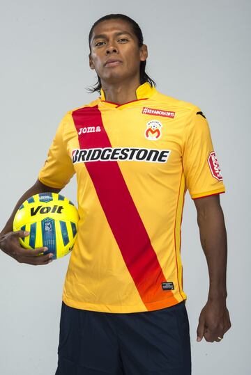 Jugador vistiendo el jersey Joma Monarcas Morelia de casa 2014/15 (Ref. MM101011-14) sosteniendo el balón oficial en la Historical Archive Boutique de Futbol90MX