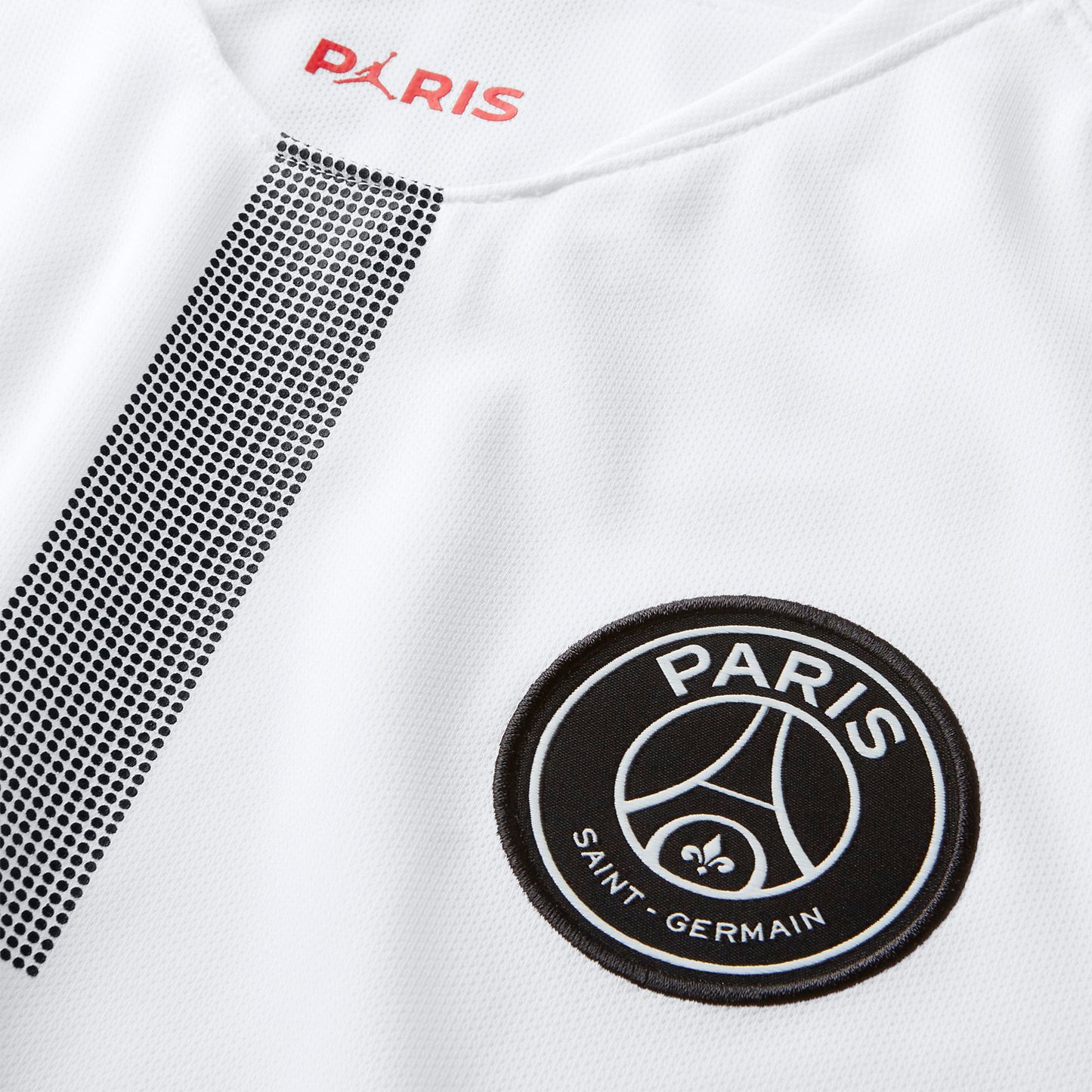 Detalle de etiquetas internas Nike Jordan código 919010-102 y logotipo Jumpman en jersey PSG blanco 2018/19 auténtico.