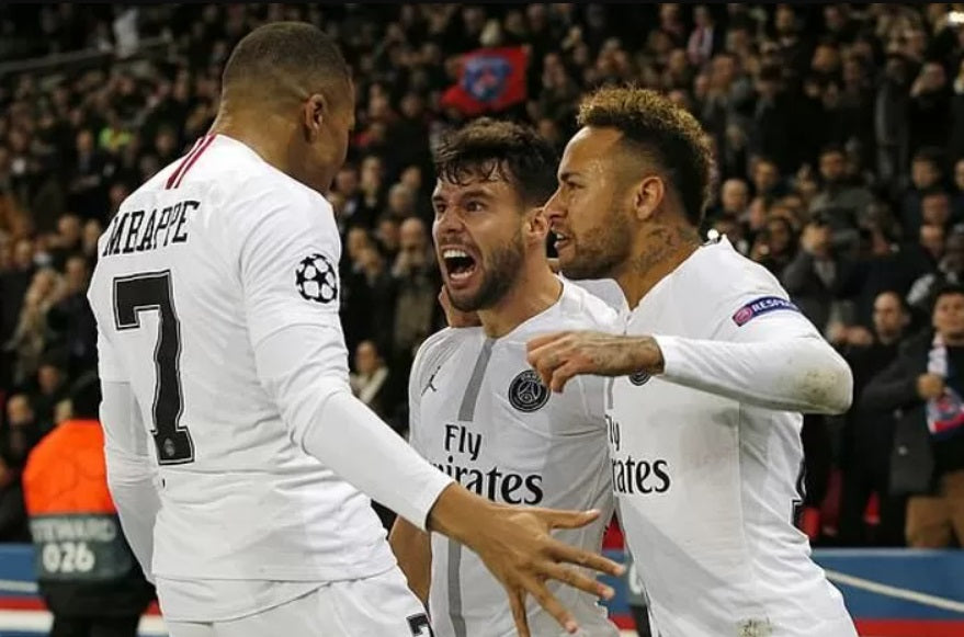 Parches originales UEFA Champions League y Respect en manga de jersey Jordan x PSG 2018/19 Kylian Mbappé.