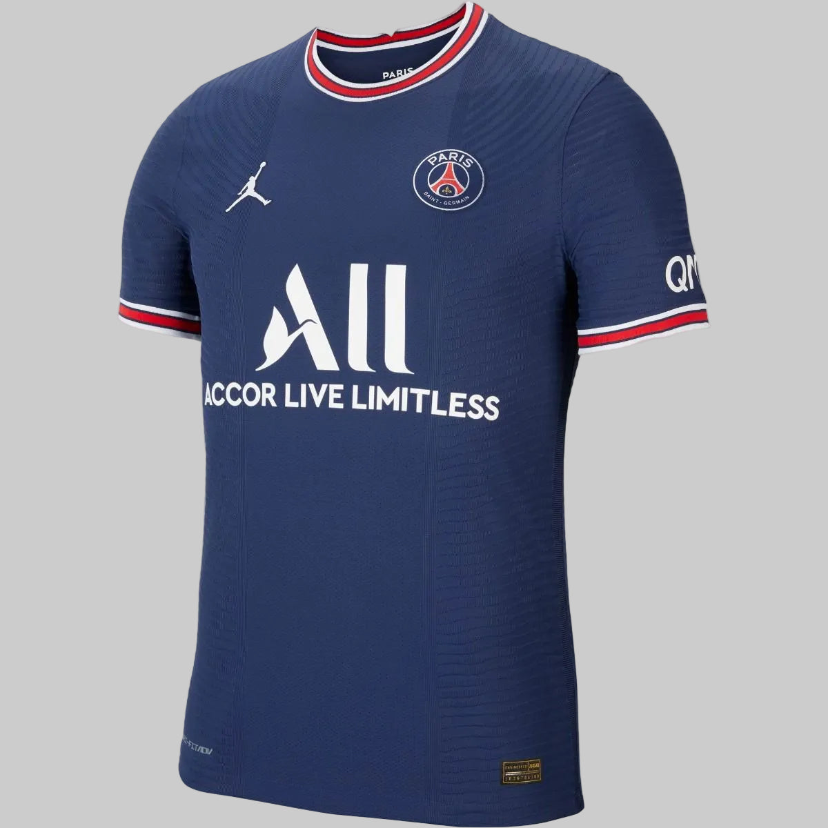Presentación en estudio del jersey de jugador Kylian Mbappé PSG Home 2021/22 con tecnología Dri-FIT ADV y parches oficiales de competiciones europeas (Código: CV7851-411) en Futbol90MX.