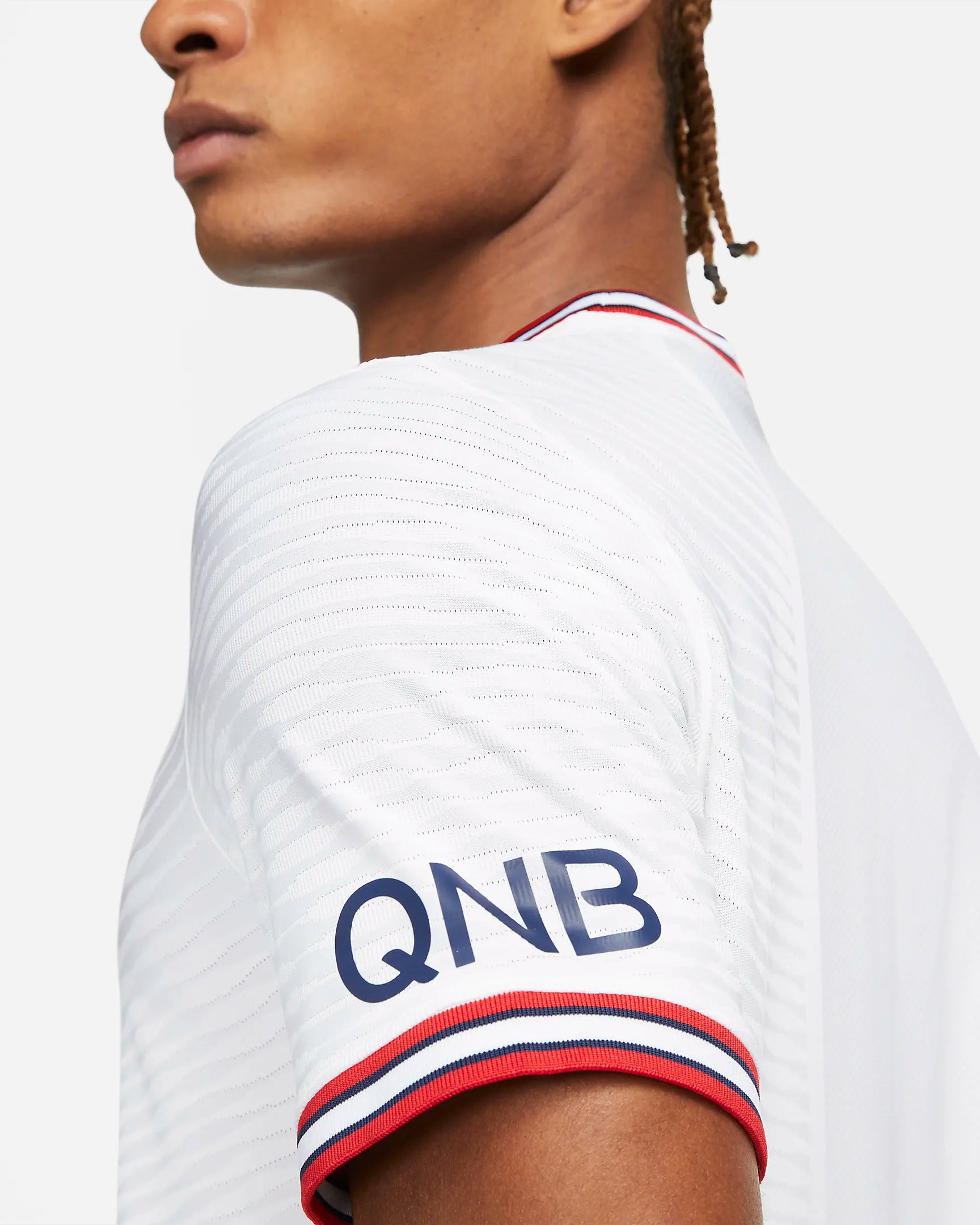 Parches oficiales de la UEFA Champions League: Starball y Foundation for Children en las mangas del jersey.