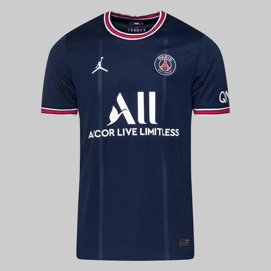 Primer plano del Jersey Jordan Messi PSG Local UCL 2021-22, con logotipo central "ALL ACCOR LIVE LIMITLESS" y la textura técnica del tejido Nike Dri-FIT, confirmando la calidad de construcción de la prenda, stock Futbol90MX