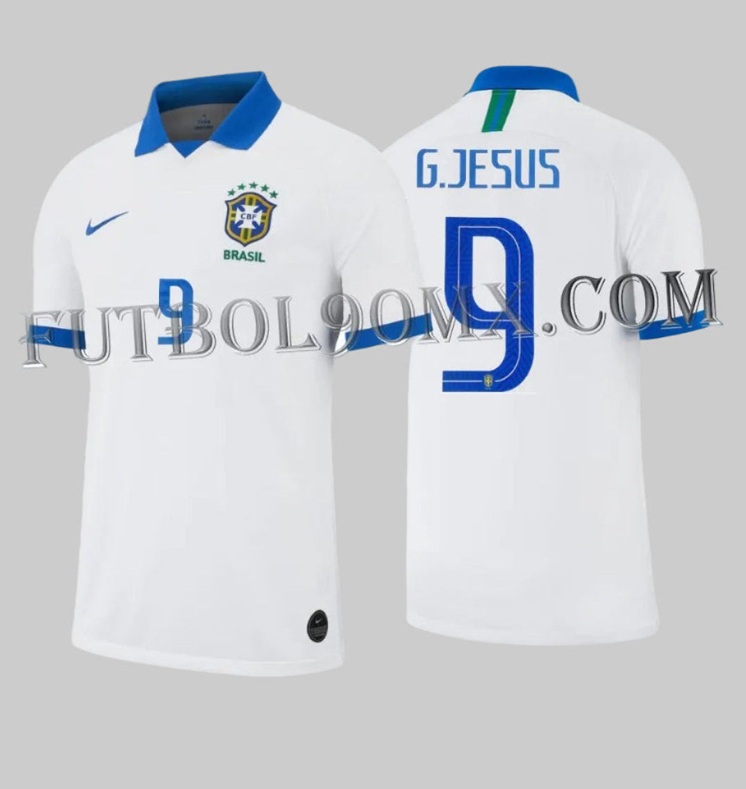 Frente y Dorso del jersey de Brasil 2019 Nike AJ5026-100 con personalización oficial de G. JESUS y número 9 en tipografía geométrica azul de la Copa América.