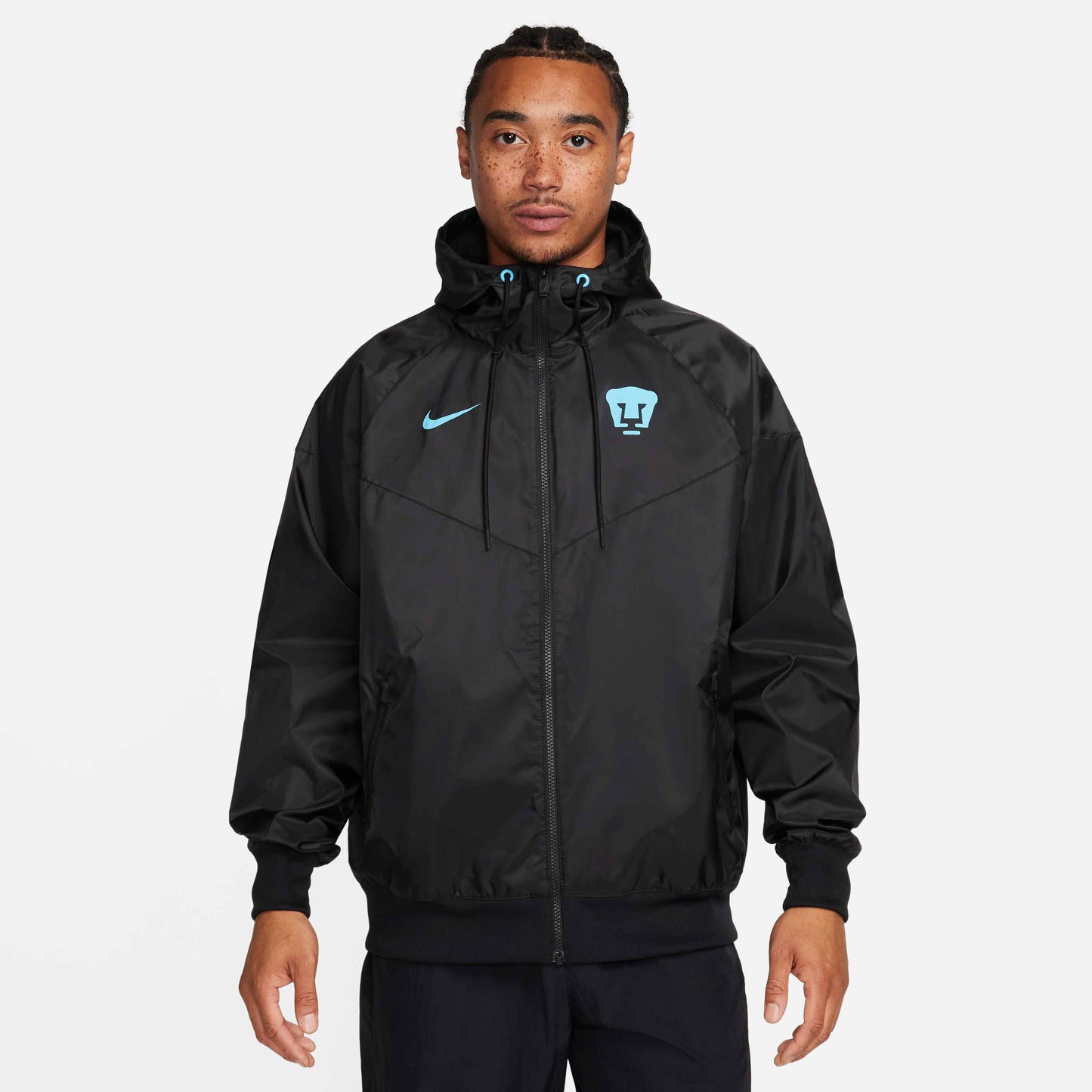 NIKE PUMAS UNAM CHAMARRA WINDRUNNER CON GORRA 2024 5