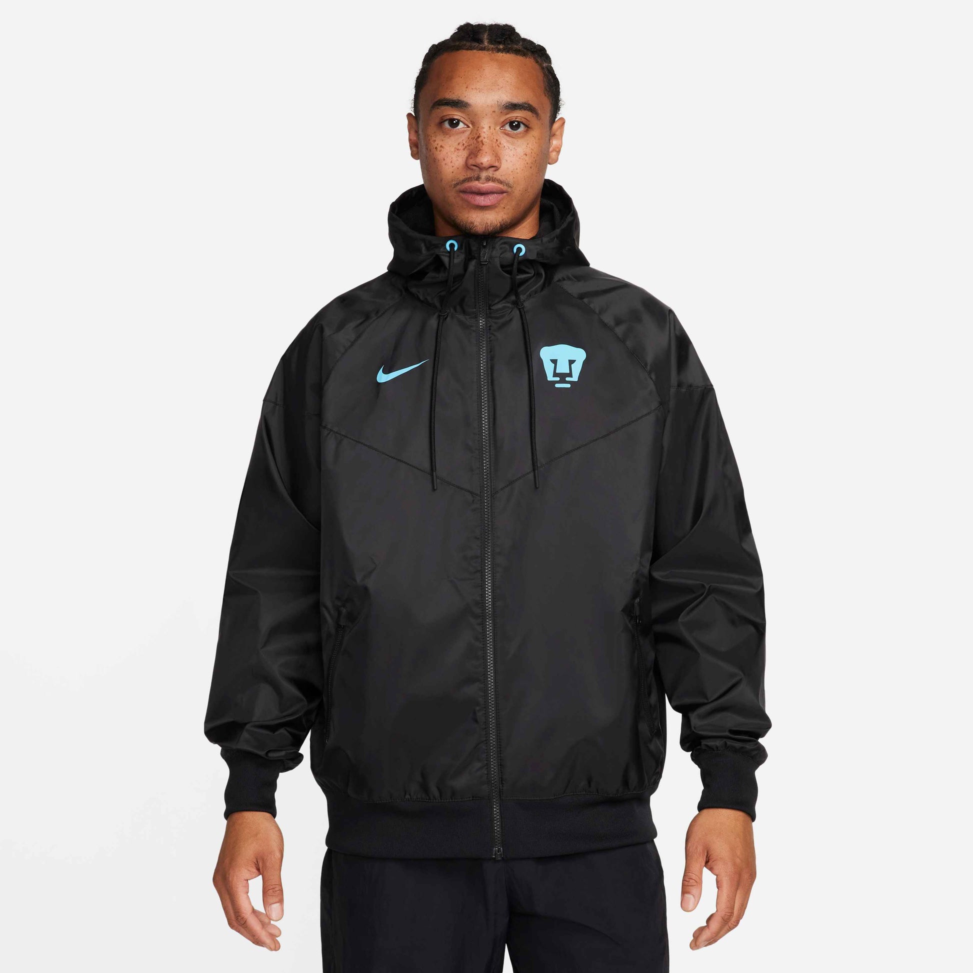 NIKE PUMAS UNAM CHAMARRA WINDRUNNER CON GORRA 2024 5