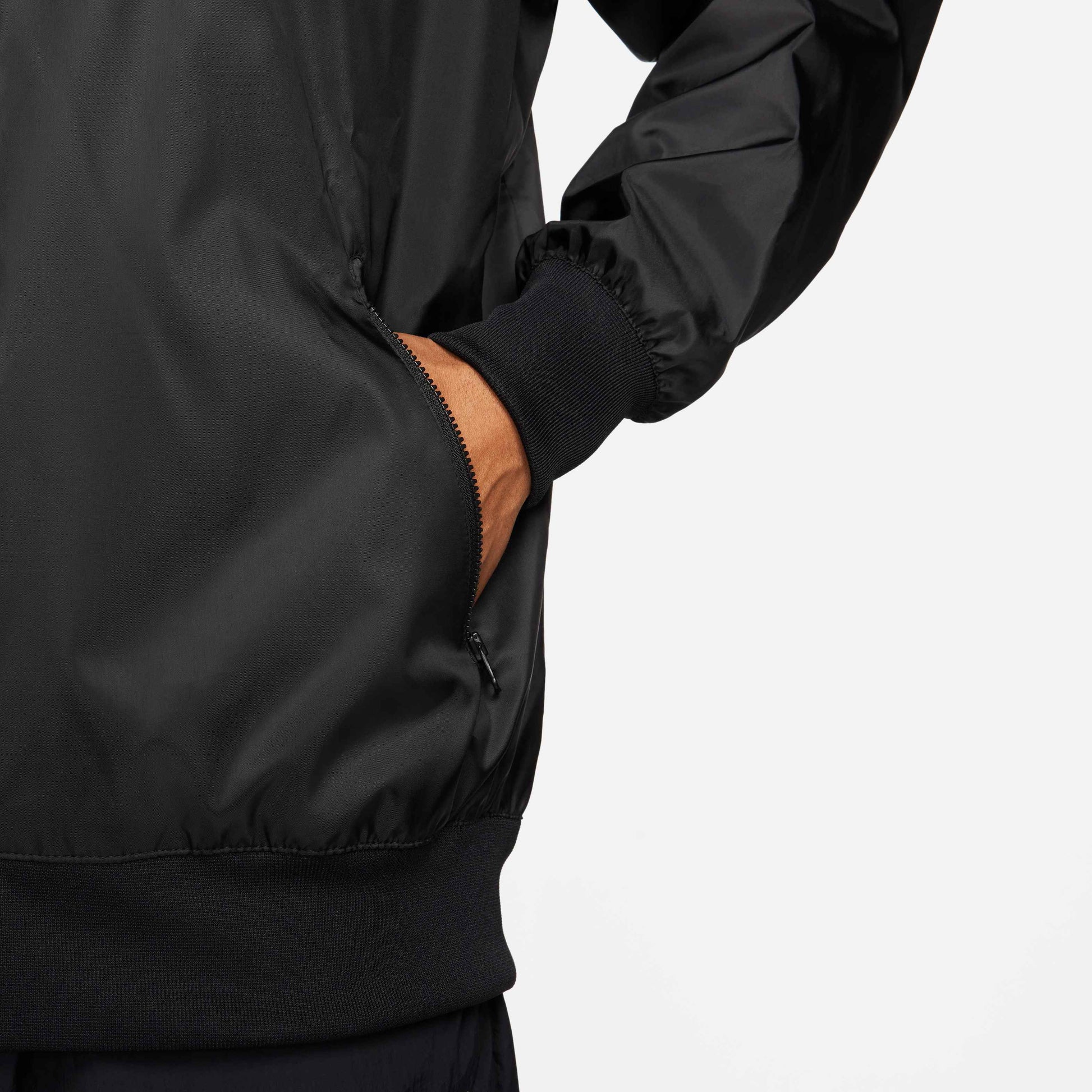 NIKE PUMAS UNAM CHAMARRA WINDRUNNER CON GORRA 2024 7