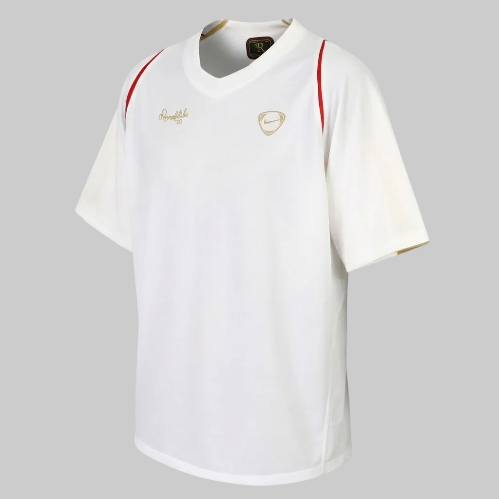 Jersey de entrenamiento Nike 10R Ronaldinho Gaúcho 2006-07 blanco con detalles dorados y rojos SKU 206368-100 Futbol90MX.