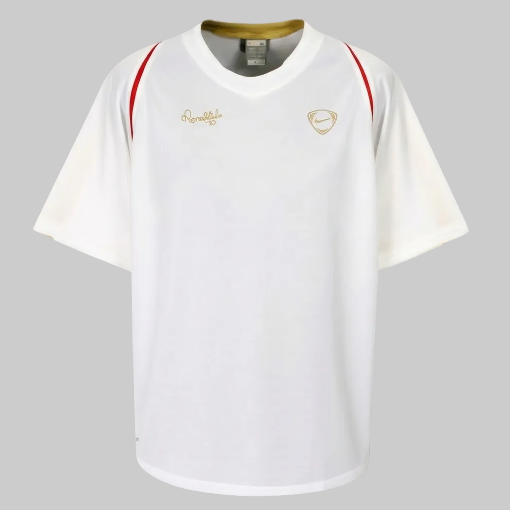 Logotipo Ronaldinho 10 bordado en hilo dorado de alta densidad y Swoosh Nike Gold en training top de archivo 10R.