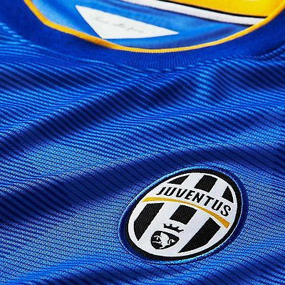 Acercamiento al escudo bordado en el Jersey de Pirlo De Visita de Juventus UCL 2014-15, stock Futbol90MX
