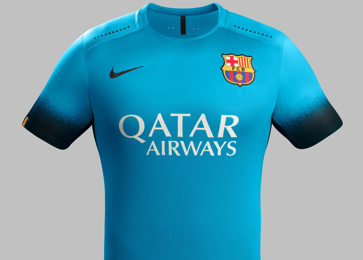 Primer plano frontal del jersey authentic match tercero UCL 2015/16 de Iniesta del FC Barcelona mostrando el patrocinador Qatar Airways, el escudo y el efecto degradado oscuro en las mangas (Código: 658787-426) en Futbol90MX.