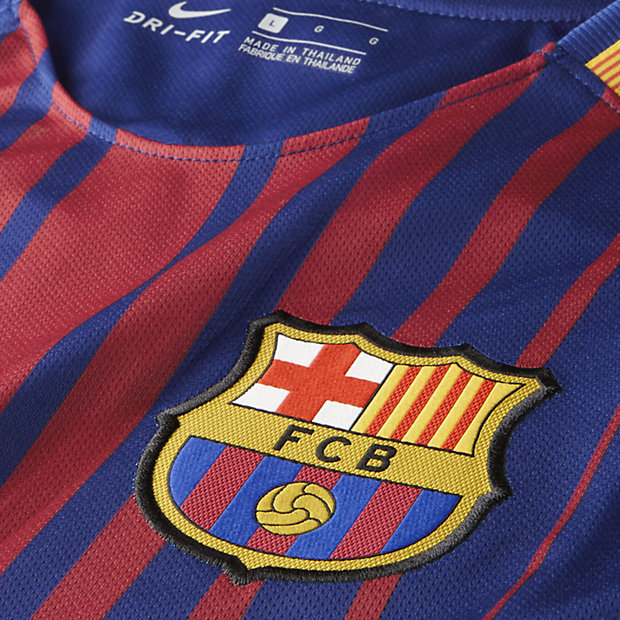 Escudo bordado del FC Barcelona y logo Nike Swoosh en jersey de local 2017-18, representativo del primer año con patrocinio Rakuten.