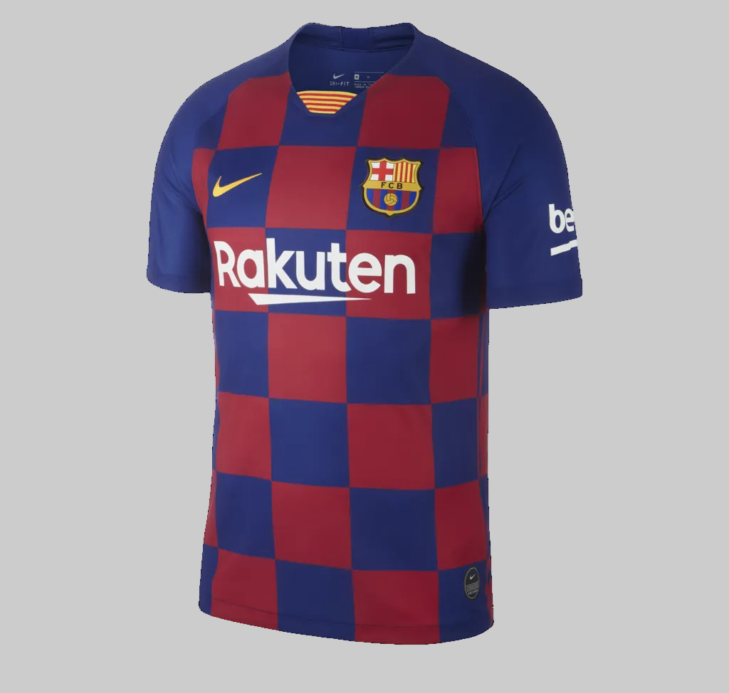 Primer plano de alta definición del frente del jersey local del FC Barcelona de Iniesta (AJ5532-456), destacando el logotipo Swoosh de Nike, el escudo del club y el detalle de la bandera de la Senyera en el cuello, en Futbol90MX