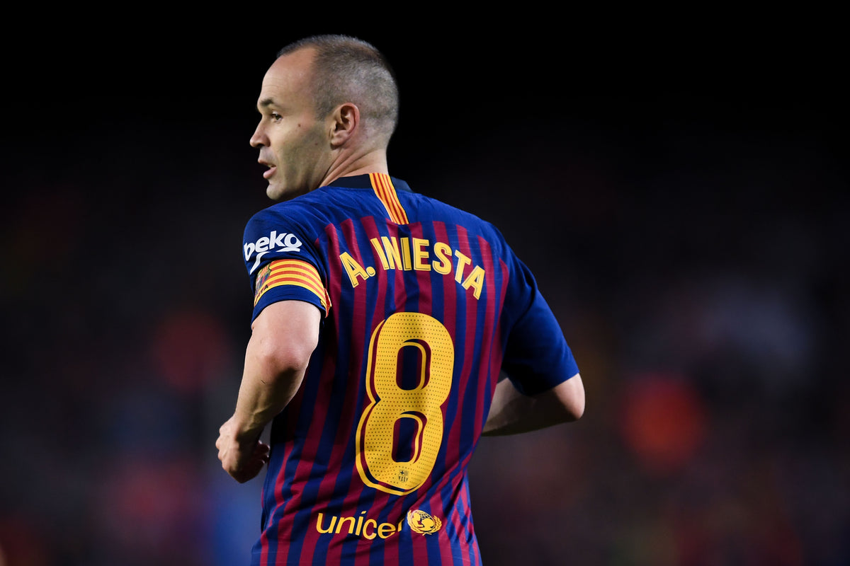 Andrés Iniesta de espaldas luciendo el nombre A. INIESTA y el dorsal #8 con la cinta de capitán del FC Barcelona en Futbol90MX