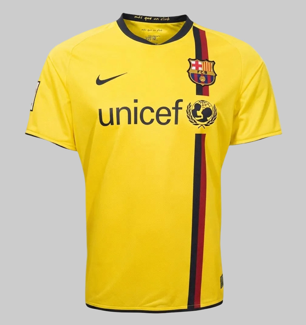 Vista frontal completa del jersey Nike Andres Iniesta FC Barcelona de visita 2008/09 (Ref. 286787-760) en color amarillo con la franja vertical Senyera y patrocinador UNICEF, stock Futbol90MX.