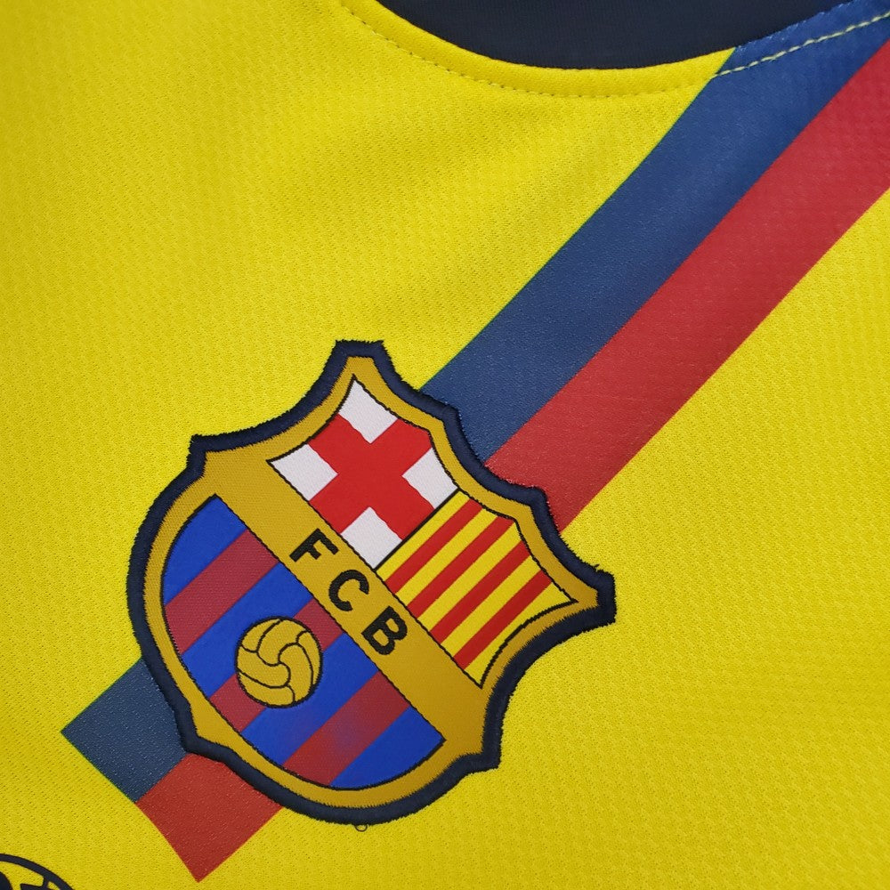 Primer plano del escudo bordado del FC Barcelona sobre la franja tricolor Senyera en el pecho del jersey visitante 2008/09 de Iniesta (Ref. 286787-760) en Futbol90MX