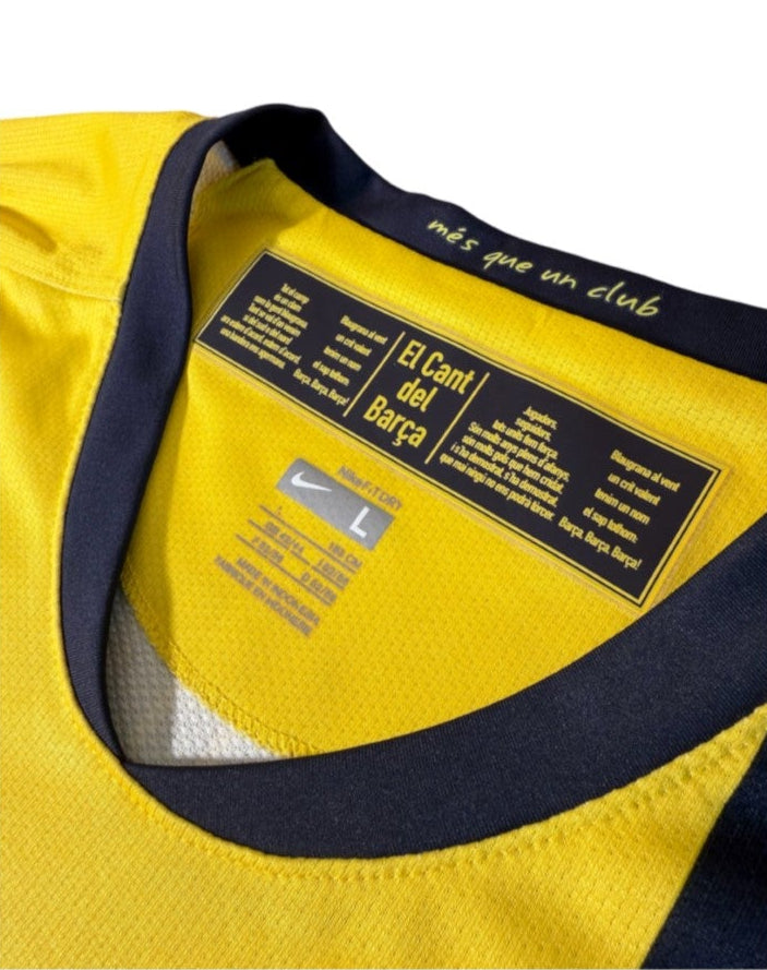 Detalle del cuello redondo y la etiqueta interior termosellada con la letra del himno "El Cant del Barça" del jersey Nike Andres Iniesta FC Barcelona Visita 2008/09 (Ref. 286787-760) en Futbol90MX