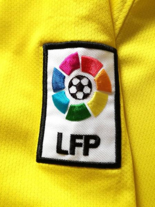 Primer plano del parche bordado oficial de la Liga de Fútbol Profesional (LFP) sobre la manga amarilla del jersey Nike Andres Iniesta FC Barcelona Visita 2008/09 (Ref. 286787-760) en Futbol90MX