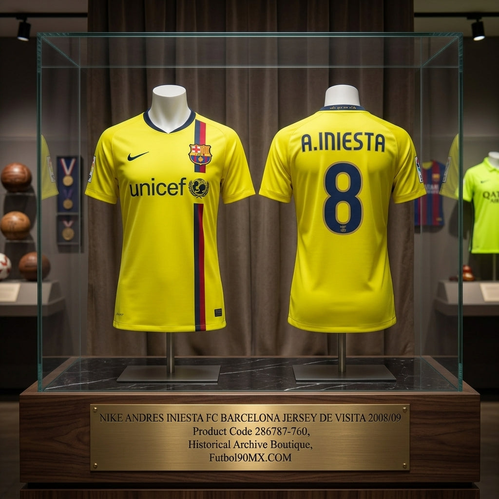Exhibición museográfica en vitrina de la Historical Archive Boutique de Futbol90MX del jersey Nike Andrés Iniesta FC Barcelona visita 2008/09 (Ref. 286787-760) con placa dorada conmemorativa