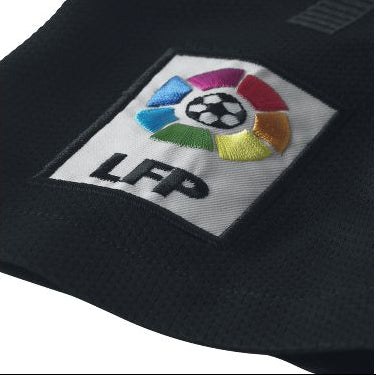 Primer plano del parche oficial de la LFP bordado en la manga derecha del jersey Nike del FC Barcelona 2011/12. Detalle del tejido Dri-FIT transpirable.