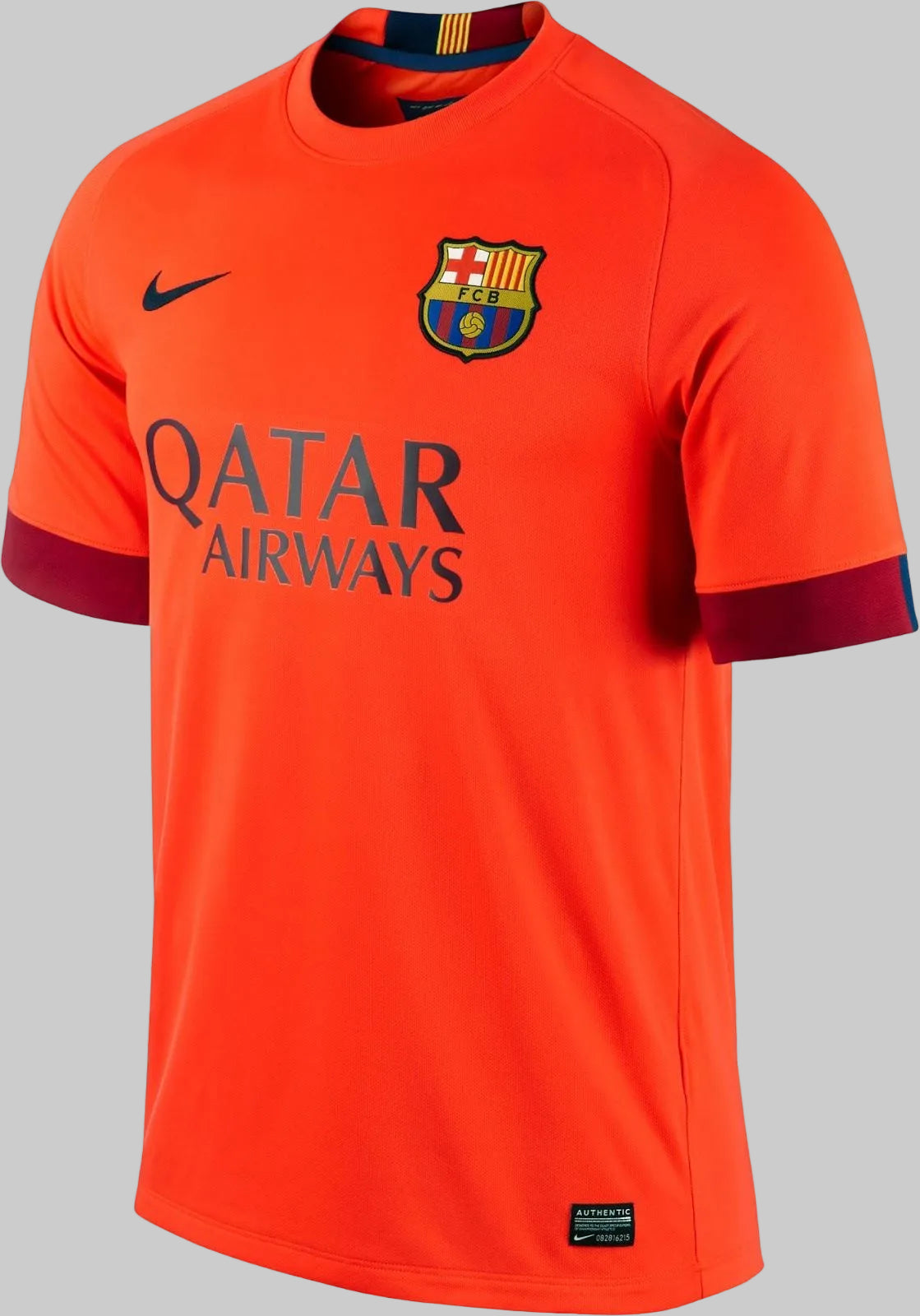 Vista frontal completa del jersey de visita Nike del FC Barcelona 2014/15 en tono carmesí brillante, mostrando los detalles en azul marino y burdeos en los puños, el patrocinio de Qatar Airways y el escudo bordado del club, codigo 610595-672, stock Futbol90MX