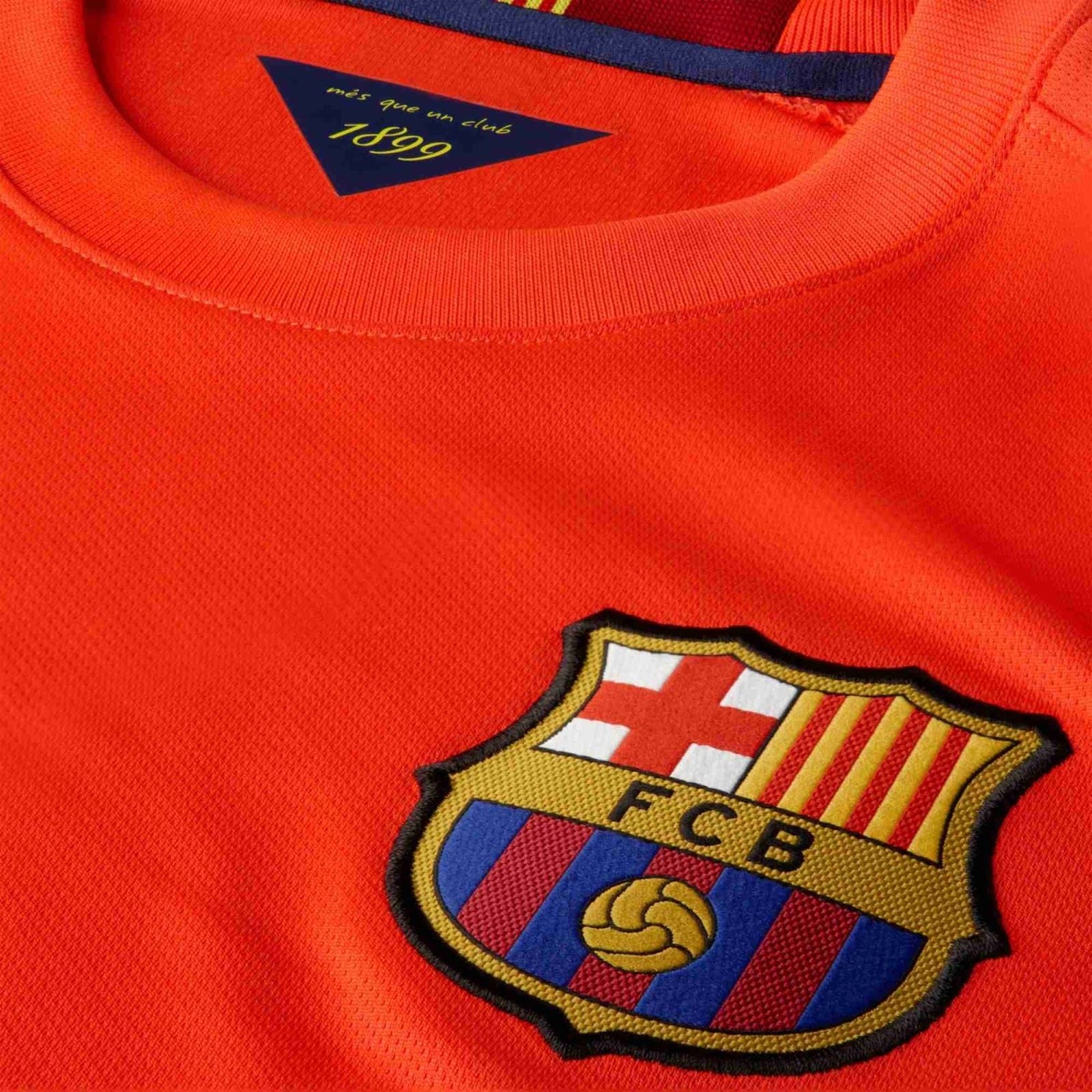 Acercamiento al escudo bordado en el Jersey Nike FC Barcelona Visita 2014-15 de Iniesta, en Futbol90MX