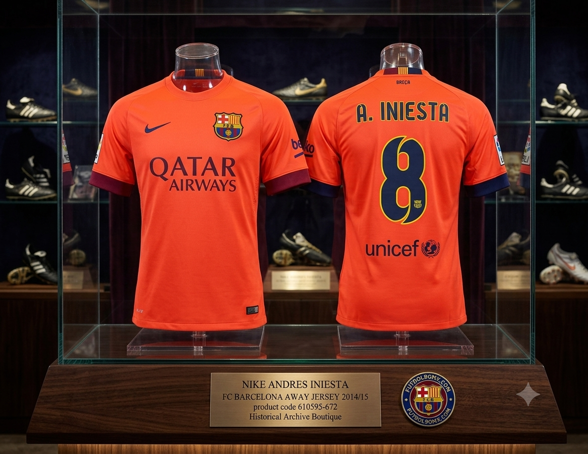 con calidad de museo de una vitrina Vista de archivo iluminada, que exhibe conjuntamente el frente y el reverso del jersey Nike FC Barcelona 2014/15 de Andrés Iniesta #8 sobre soportes de exhibición con una placa descriptiva dorada en la parte inferior, codigo 610595-672, en Historical Archive Boutique Futbol90MX