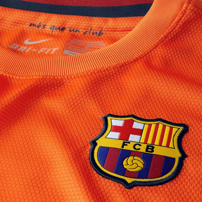 Escudo bordado del FC Barcelona y logotipo Nike 'Swoosh' sobre tejido técnico Dri-FIT, conservado bajo estándares de Vault Status.