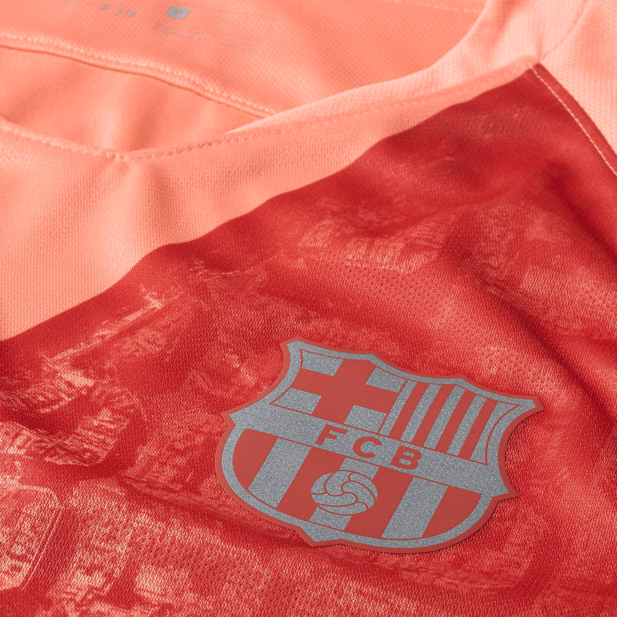 Primer plano del escudo termosellado del FC Barcelona y textura geométrica de la tercera equipación 2018/19 de Iniesta (Ref. 918989-694) en Futbol90MX