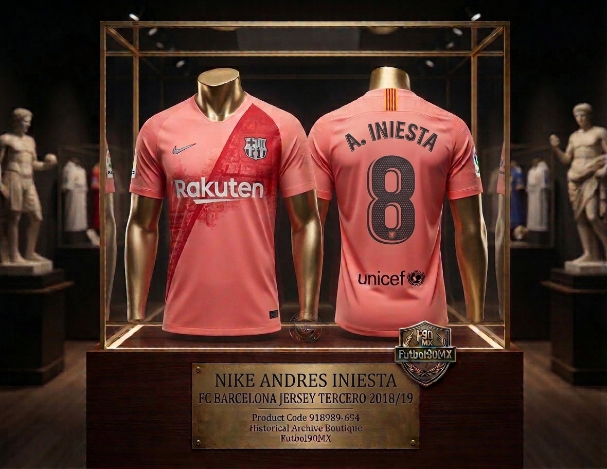 Vista de Exhibición museística de archivo del Nike Andres Iniesta FC Barcelona Third Jersey 2018/19 (Ref. 918989-694) en la Historical Archive Boutique de Futbol90MX.